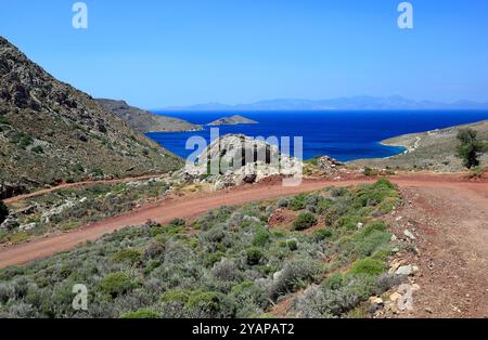 Vista Elivata della baia di Livadia dal sentiero vicino a Vournos, all'isola di Tilos, alle isole del Dodecaneso, in Grecia. Foto Stock