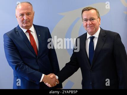 Berlino, Germania. 15 ottobre 2024. Boris Pistorius (SPD, r), ministro federale della difesa, riceve Zukan Helez, ministro della difesa della Bosnia ed Erzegovina, per colloqui bilaterali nel Bendlerblock, la sede del Ministero federale della difesa. Crediti: Bernd von Jutrczenka/dpa/Alamy Live News Foto Stock