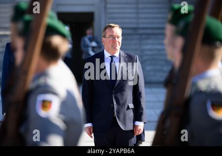 Berlino, Germania. 15 ottobre 2024. Boris Pistorius (SPD), ministro federale della difesa, riceve il ministro della difesa della Bosnia ed Erzegovina, Helez, prima di un incontro bilaterale con onori militari al Bendlerblock, la sede del Ministero federale della difesa. Crediti: Bernd von Jutrczenka/dpa/Alamy Live News Foto Stock