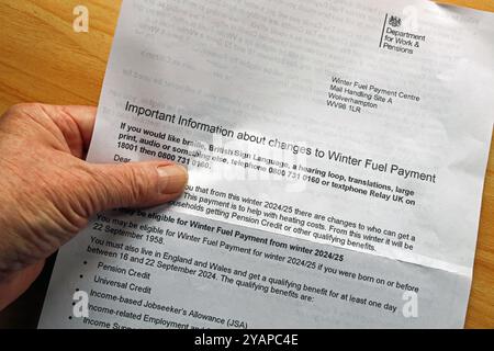 Lettera di pagamento del carburante invernale 2024 in cui vengono evidenziate le modifiche di idoneità al vantaggio Foto Stock