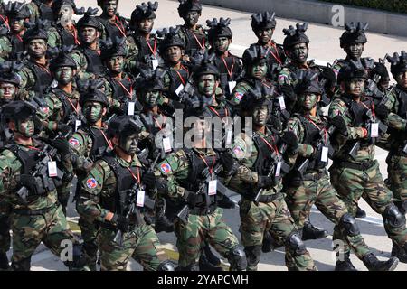 Phnom Penh. 15 ottobre 2024. Le truppe marciano durante la celebrazione del 30° anniversario della fondazione della Brigata 70 a Phnom Penh, in Cambogia, il 15 ottobre 2024. La Brigata 70, un'unità d'élite delle forze armate cambogiane reali (RCAF), ha commemorato il suo 30 ° anniversario di fondazione martedì, giurando di continuare a salvaguardare la pace, la sicurezza, la stabilità e lo sviluppo del paese. Il primo ministro cambogiano Hun Manet ha presieduto la cerimonia, durante la quale le truppe erano in parata, esponendo camion militari, armi, veicoli blindati e carri armati, tra gli altri. Crediti: Xinhua/Alamy Live News Foto Stock