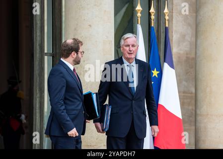 FRANCIA-POLITICA-GOVERNO-ELYSEE primo ministro Michel Barnier al Palazzo Elysee per il Consiglio dei ministri. A Parigi, il 15 ottobre 2024. PARIGI ILE-DE-FRANCE FRANCIA COPYRIGHT: XANDREAXSAVORANIXNERIX FRANCE-POLITICS-GOVERNMENT-ELYSE ASAVORANINERI-14 Foto Stock