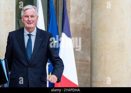 FRANCIA-POLITICA-GOVERNO-ELYSEE primo ministro Michel Barnier al Palazzo Elysee per il Consiglio dei ministri. A Parigi, il 15 ottobre 2024. PARIGI ILE-DE-FRANCE FRANCIA COPYRIGHT: XANDREAXSAVORANIXNERIX FRANCE-POLITICS-GOVERNMENT-ELYSE ASAVORANINERI-15 Foto Stock