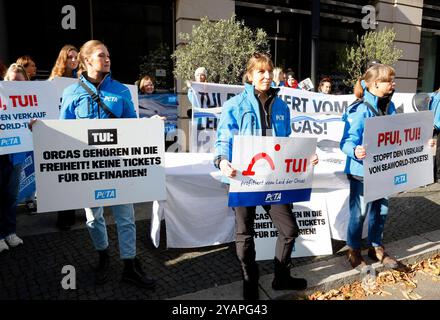 Sarah Connor legt sich in ein Mini-Aquarium und protestiert mit Peta-Aktivisten vor dem Tui-Reisebüro für die Freilassung von Orca-Walen. *** Sarah Connor giace in un mini acquario e protesta con attivisti Peta di fronte all'agenzia di viaggi Tui per il rilascio delle orche Foto Stock