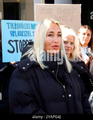 Sarah Connor legt sich in ein Mini-Aquarium und protestiert mit Peta-Aktivisten vor dem Tui-Reisebüro für die Freilassung von Orca-Walen. *** Sarah Connor giace in un mini acquario e protesta con attivisti Peta di fronte all'agenzia di viaggi Tui per il rilascio delle orche Foto Stock
