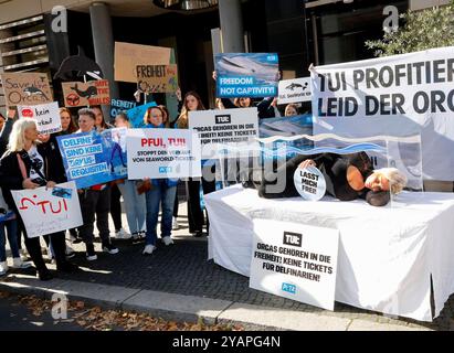 Sarah Connor legt sich in ein Mini-Aquarium und protestiert mit Peta-Aktivisten vor dem Tui-Reisebüro für die Freilassung von Orca-Walen. *** Sarah Connor giace in un mini acquario e protesta con attivisti Peta di fronte all'agenzia di viaggi Tui per il rilascio delle orche Foto Stock