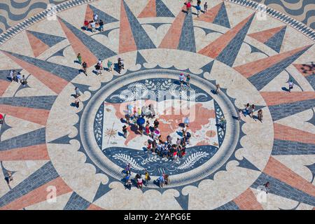 Tourist on the Compass Rose (Rosa dos Ventos) Mappa mundi, Monumento alle scoperte (Padrao dos Descobrimentos), Belem, Lisbona, Portogallo Foto Stock