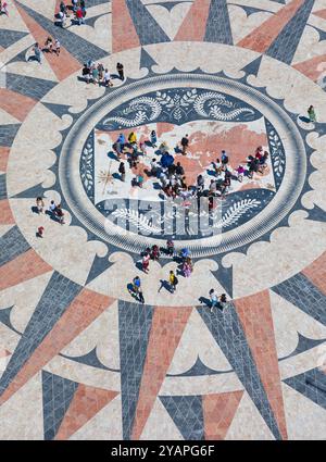 Tourist on the Compass Rose (Rosa dos Ventos) Mappa mundi, Monumento alle scoperte (Padrao dos Descobrimentos), Belem, Lisbona, Portogallo Foto Stock