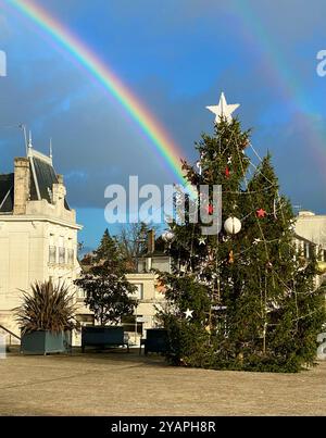 Arcobaleno e albero di Natale a Parthenay in Francia Foto Stock