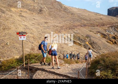 Turisti e turisti che camminano sulla PR 8 - Vereda da Ponta de São Lourenco sull'isola portoghese di Madeira Foto Stock