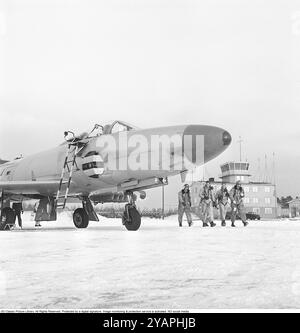 Saab 32 Lansen. Un aereo da caccia svedese a due posti prodotto dalla Saab, qui con piloti in viaggio verso l'aereo sulla flottiglia aerea F6 a Karlsborg nel 1958. Roland Palm rif. 11-2-4 Foto Stock