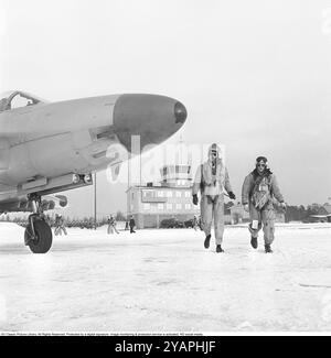 Saab 32 Lansen. Un aereo da caccia svedese a due posti prodotto dalla Saab, qui con piloti in viaggio verso l'aereo sulla flottiglia aerea F6 a Karlsborg nel 1958. Roland Palm rif. 11-2-5 Foto Stock