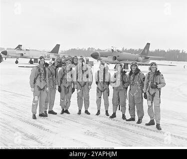 Saab 32 Lansen. Un aereo da caccia svedese a due posti prodotto dalla Saab. Nella foto un gruppo di piloti Lansen alla F6 Air flotilla di Karlsborg nel 1958 con velivoli Lansen sullo sfondo. Roland Palm rif. 11-2-8 Foto Stock