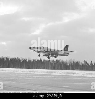 Saab 32 Lansen. Un aereo da caccia svedese biposto prodotto dalla Saab decolla dalla pista della flottiglia aerea F6 a Karlsborg nel 1958. Roland Palm rif. 11-2-2 Foto Stock