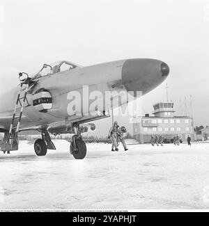 Saab 32 Lansen. Un aereo da caccia svedese a due posti prodotto dalla Saab, qui con piloti in viaggio verso l'aereo sulla flottiglia aerea F6 a Karlsborg nel 1958. Roland Palm rif. 11-2-6 Foto Stock