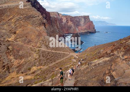 Turisti e turisti che camminano sulla PR 8 - Vereda da Ponta de São Lourenco sull'isola portoghese di Madeira Foto Stock