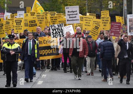 Persone del settore alberghiero e del commercio al dettaglio partecipano a una marcia verso Leinster House, Dublino, per evidenziare gli elevati costi che le piccole e medie imprese devono sostenere. Data foto: Martedì 15 ottobre 2024. Foto Stock