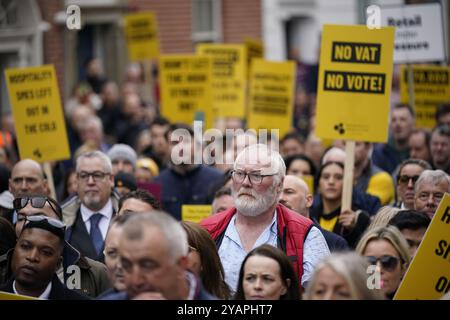 Persone del settore alberghiero e del commercio al dettaglio protestano fuori Leinster House, Dublino, per evidenziare gli alti costi che le piccole e medie imprese devono sostenere. Data foto: Martedì 15 ottobre 2024. Foto Stock