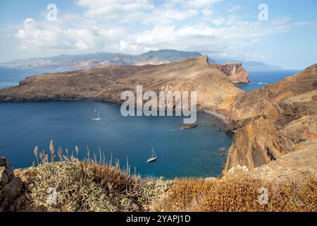 Turisti e turisti che camminano sulla PR 8 - Vereda da Ponta de São Lourenco sull'isola portoghese di Madeira Foto Stock