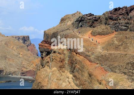 Turisti e turisti che camminano sulla PR 8 - Vereda da Ponta de São Lourenco sull'isola portoghese di Madeira Foto Stock