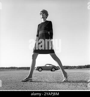 Porsche giugno 1967. Due modelli di moda vestiti alla moda dell'anno a una Porsche 911. Foto scattata con Hasselblad Foto Stock