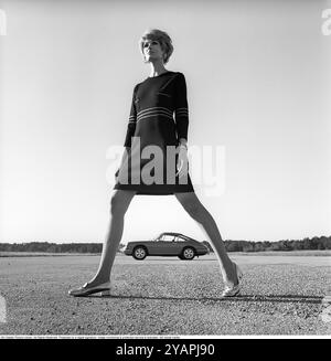 Porsche giugno 1967. Due modelli di moda vestiti alla moda dell'anno a una Porsche 911. Foto scattata con Hasselblad Foto Stock