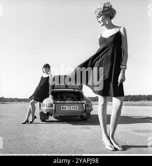 Porsche giugno 1967. Due modelli di moda vestiti alla moda dell'anno a una Porsche 911. Foto scattata con Hasselblad Foto Stock