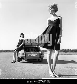 Porsche giugno 1967. Due modelli di moda vestiti alla moda dell'anno a una Porsche 911. Foto scattata con Hasselblad Foto Stock