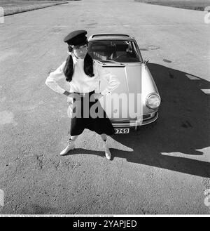 Porsche giugno 1967. Due modelli di moda vestiti alla moda dell'anno a una Porsche 911. Foto scattata con Hasselblad Foto Stock