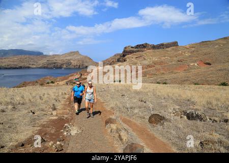 Turisti e turisti che camminano sulla PR 8 - Vereda da Ponta de São Lourenco sull'isola portoghese di Madeira Foto Stock