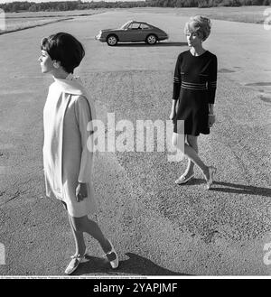 Porsche giugno 1967. Due modelli di moda vestiti alla moda dell'anno a una Porsche 911. Foto scattata con Hasselblad Foto Stock