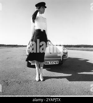 Porsche giugno 1967. Due modelli di moda vestiti alla moda dell'anno a una Porsche 911. Foto scattata con Hasselblad Foto Stock