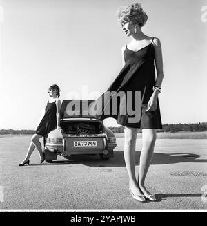 Porsche giugno 1967. Due modelli di moda vestiti alla moda dell'anno a una Porsche 911. Foto scattata con Hasselblad Foto Stock