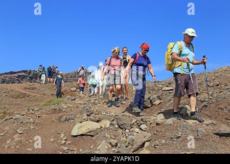 Turisti e turisti che camminano sulla PR 8 - Vereda da Ponta de São Lourenco sull'isola portoghese di Madeira Foto Stock