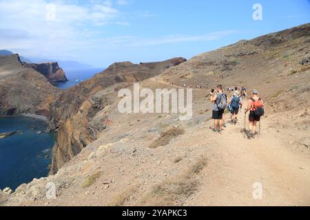 Turisti e turisti che camminano sulla PR 8 - Vereda da Ponta de São Lourenco sull'isola portoghese di Madeira Foto Stock