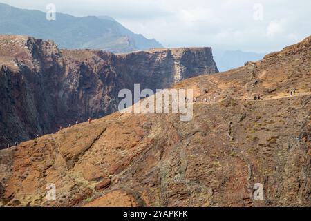 Turisti e turisti che camminano sulla PR 8 - Vereda da Ponta de São Lourenco sull'isola portoghese di Madeira Foto Stock