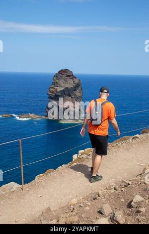 Turisti e turisti che camminano sulla PR 8 - Vereda da Ponta de São Lourenco sull'isola portoghese di Madeira Foto Stock