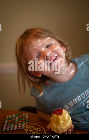 Quattro anni con un nuovo taglio di capelli Foto Stock