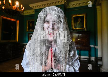 Brighton Regno Unito 15 ottobre 2024 - il fantasma di White Lady, altrimenti noto come la suora bionda, appare al Preston Manor di Brighton come parte di un tour di fantasmi per i giovani questo ottobre durante Halloween di quest'anno . Preston Manor è considerata una delle case più infestate in Gran Bretagna e i tour dei fantasmi per i giovani sono ospitati dai musei di Brighton: Credit Simon Dack / Alamy Live News Foto Stock