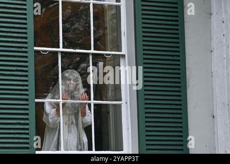 Brighton Regno Unito 15 ottobre 2024 - il fantasma di White Lady, altrimenti noto come la suora bionda, appare al Preston Manor di Brighton come parte di un tour di fantasmi per i giovani questo ottobre durante Halloween di quest'anno . Preston Manor è considerata una delle case più infestate in Gran Bretagna e i tour dei fantasmi per i giovani sono ospitati dai musei di Brighton: Credit Simon Dack / Alamy Live News Foto Stock