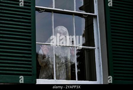 Brighton Regno Unito 15 ottobre 2024 - il fantasma di White Lady, altrimenti noto come la suora bionda, appare al Preston Manor di Brighton come parte di un tour di fantasmi per i giovani questo ottobre durante Halloween di quest'anno . Preston Manor è considerata una delle case più infestate in Gran Bretagna e i tour dei fantasmi per i giovani sono ospitati dai musei di Brighton: Credit Simon Dack / Alamy Live News Foto Stock