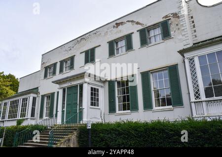 Brighton Regno Unito 15 ottobre 2024 - il fantasma di White Lady, altrimenti noto come la suora bionda, appare al Preston Manor di Brighton come parte di un tour di fantasmi per i giovani questo ottobre durante Halloween di quest'anno . Preston Manor è considerata una delle case più infestate in Gran Bretagna e i tour dei fantasmi per i giovani sono ospitati dai musei di Brighton: Credit Simon Dack / Alamy Live News Foto Stock