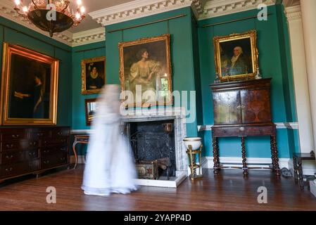 Brighton Regno Unito 15 ottobre 2024 - il fantasma di White Lady, altrimenti noto come la suora bionda, appare al Preston Manor di Brighton come parte di un tour di fantasmi per i giovani questo ottobre durante Halloween di quest'anno . Preston Manor è considerata una delle case più infestate in Gran Bretagna e i tour dei fantasmi per i giovani sono ospitati dai musei di Brighton: Credit Simon Dack / Alamy Live News Foto Stock