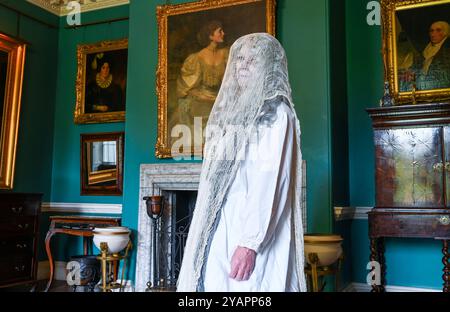 Brighton Regno Unito 15 ottobre 2024 - il fantasma di White Lady, altrimenti noto come la suora bionda, appare al Preston Manor di Brighton come parte di un tour di fantasmi per i giovani questo ottobre durante Halloween di quest'anno . Preston Manor è considerata una delle case più infestate in Gran Bretagna e i tour dei fantasmi per i giovani sono ospitati dai musei di Brighton: Credit Simon Dack / Alamy Live News Foto Stock