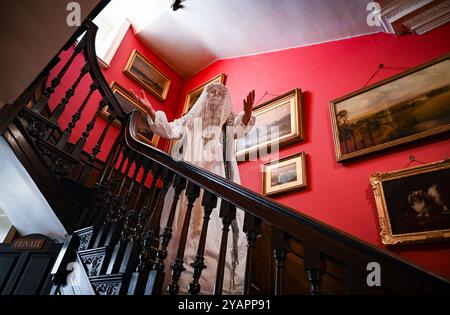 Brighton Regno Unito 15 ottobre 2024 - il fantasma di White Lady, altrimenti noto come la suora bionda, appare al Preston Manor di Brighton come parte di un tour di fantasmi per i giovani questo ottobre durante Halloween di quest'anno . Preston Manor è considerata una delle case più infestate in Gran Bretagna e i tour dei fantasmi per i giovani sono ospitati dai musei di Brighton: Credit Simon Dack / Alamy Live News Foto Stock