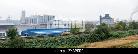 Rheinfelden Baden Württemberg Germania 23 settembre 2024 zona industriale vicino al fiume con Aluminium Rheinfelden Group. Zona panoramica con punti di cucitura Foto Stock