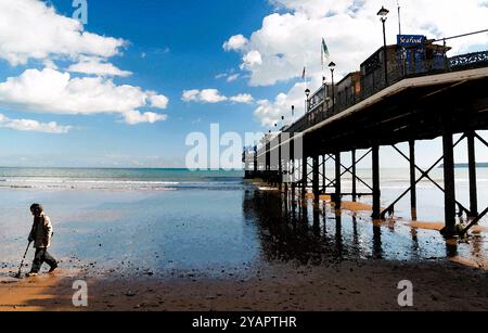 Rilevamento di metallo sulla spiaggia di Paignton presso il molo. Foto Stock