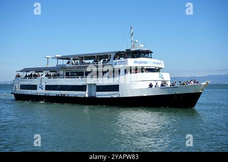 Alcatraz City Cruise boat Alcatraz Clipper che arriva all'isola con i passeggeri a bordo. Foto Stock