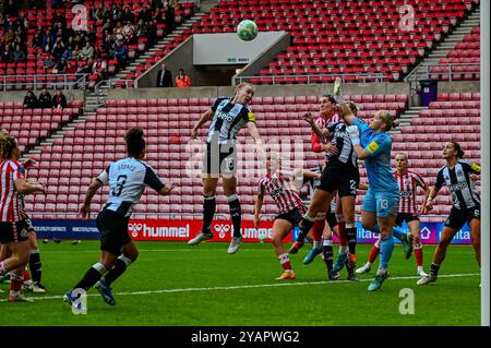 La portiere del Newcastle United Claudia Moan tira fuori il pallone dal pericolo con il Wear Tyne Derby contro Sunderland Women. Foto Stock