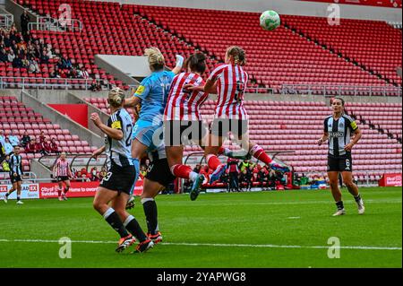 La portiere del Newcastle United Claudia Moan tira fuori il pallone dal pericolo con il Wear Tyne Derby contro Sunderland Women. Foto Stock